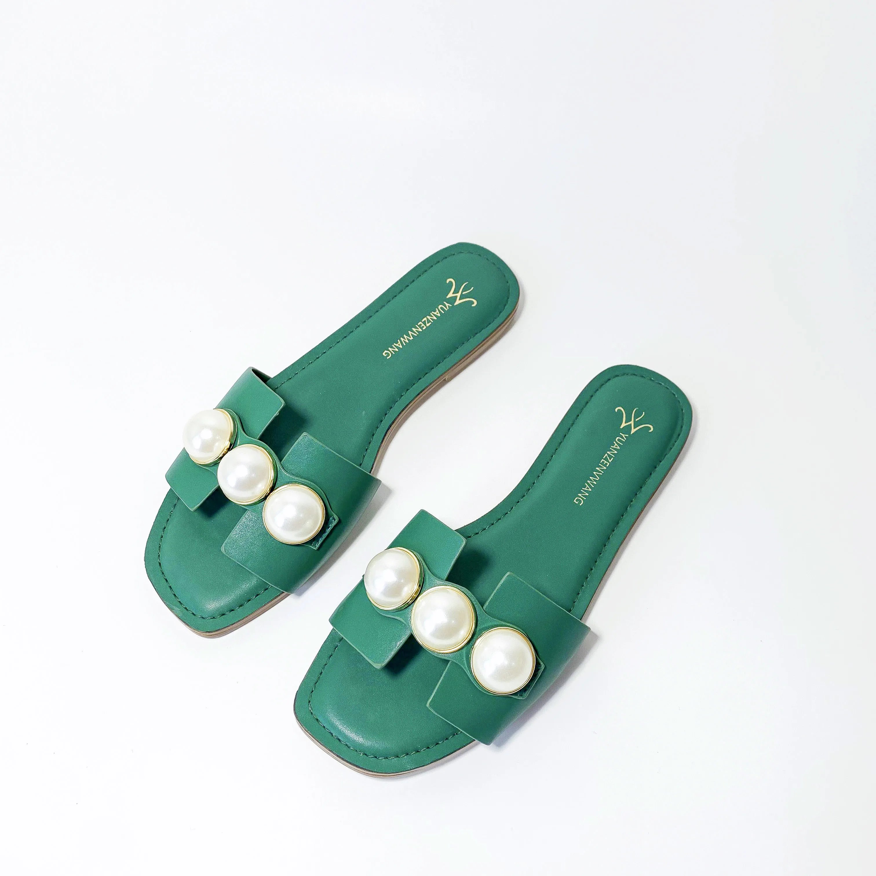 2021 New Wholesale Womens Shoes Summer Pearl Beach slippers European and American H-button Flat Bottomed Open Toe Sandals