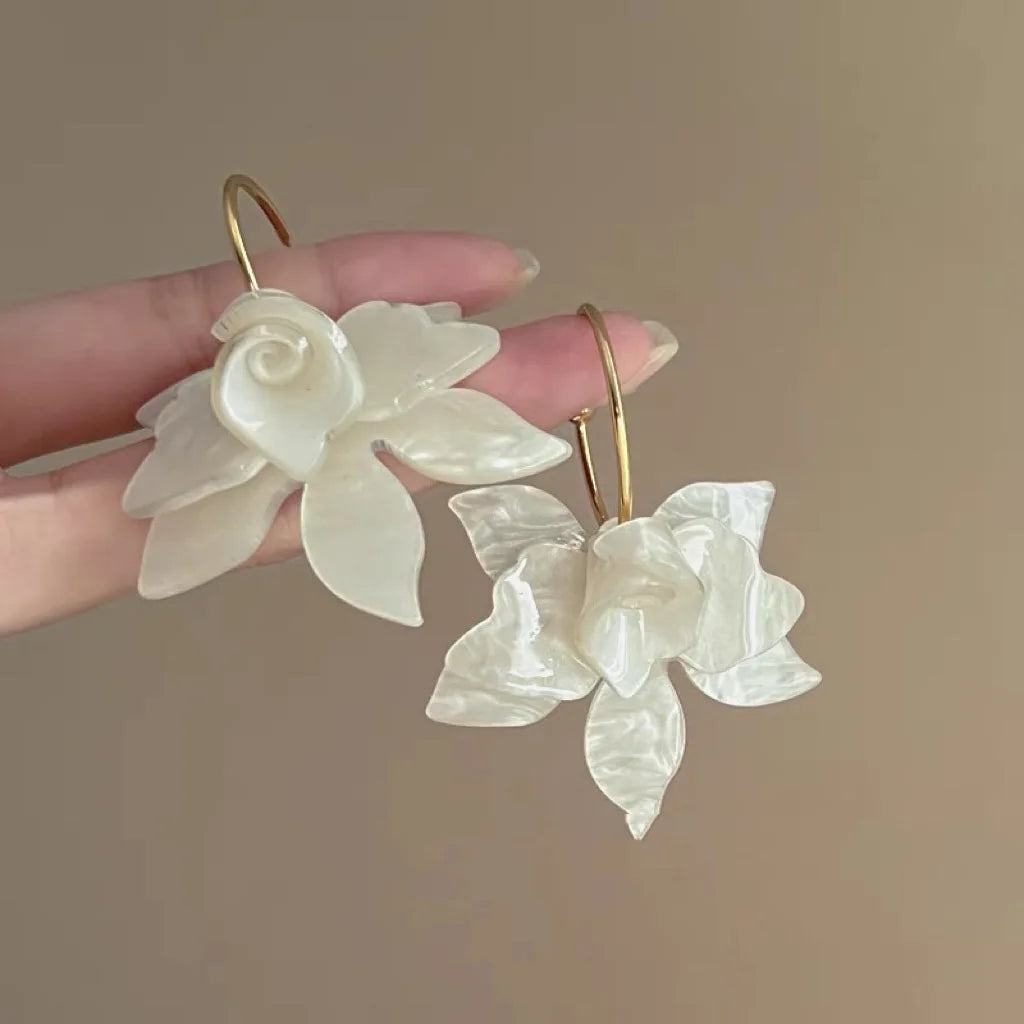 Pendientes de pétalos de flor de Camelia blanca de 24 estilos para mujer, pendientes de circonia con perlas de imitación de lujo, joyería para las orejas de verano para fiesta nupcial