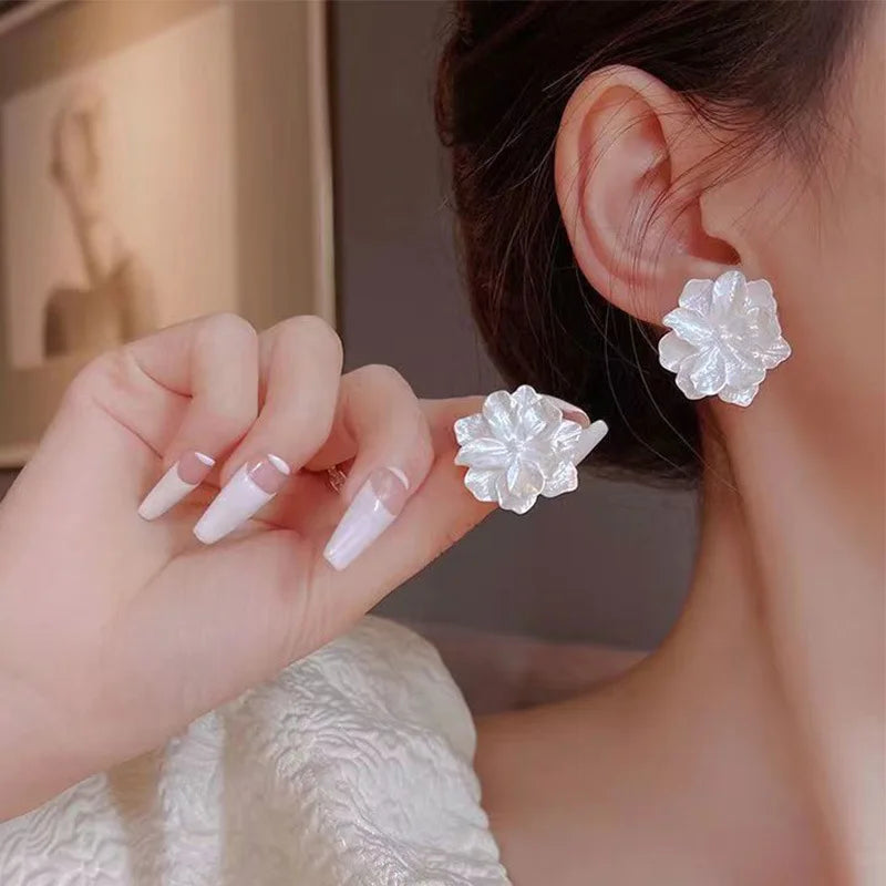 Pendientes de tuerca de flor blanca para mujer, pendiente de flor 2025, nueva moda coreana moderna, accesorios de joyería de fiesta para adolescentes y niñas