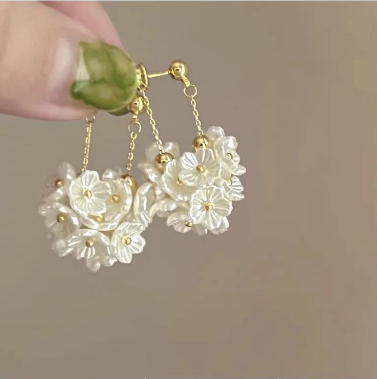 Pendientes de pétalos de flor de Camelia blanca de 24 estilos para mujer, pendientes de circonia con perlas de imitación de lujo, joyería para las orejas de verano para fiesta nupcial