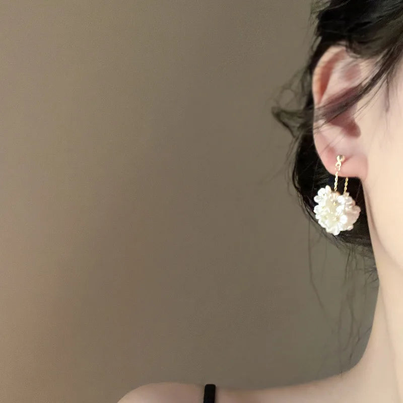 Pendientes de pétalos de flor de Camelia blanca de 24 estilos para mujer, pendientes de circonia con perlas de imitación de lujo, joyería para las orejas de verano para fiesta nupcial
