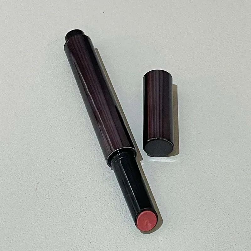 El lápiz labial de espejo tiene una textura suave, color rico y formación de película que no se seca ni se pega, labios hidratantes y Pouty