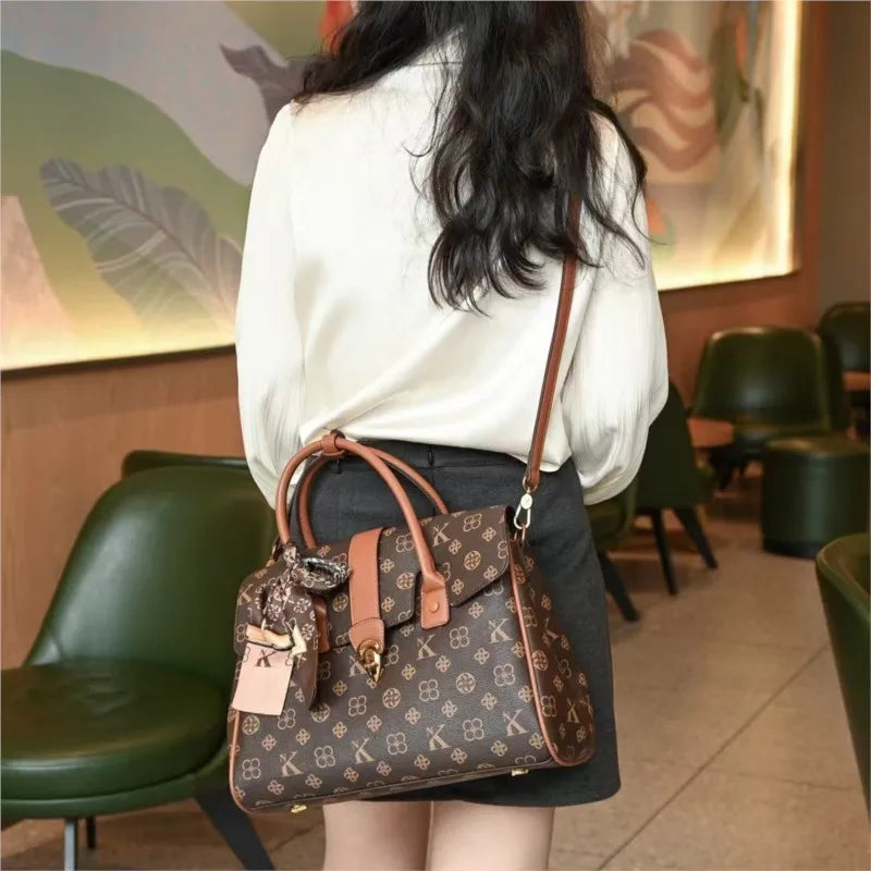 Bolso ligero de marca de lujo para mujer, bolso de gama alta versátil a la moda, bandolera de un solo hombro a la moda de gran capacidad, 2025