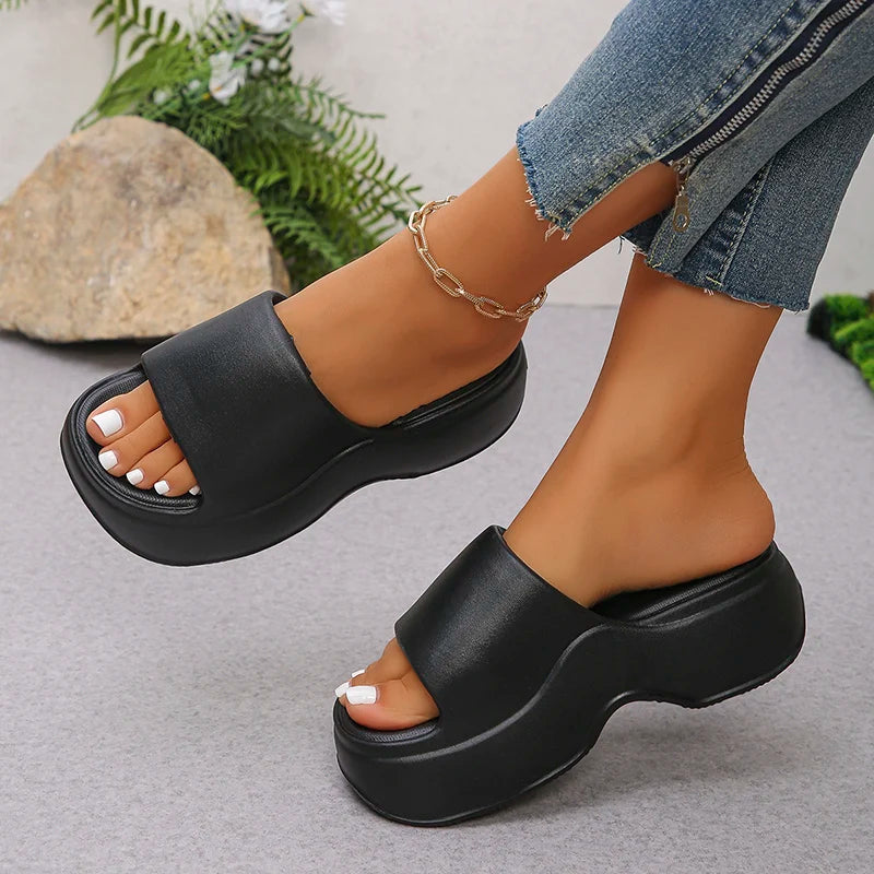 Zapatillas de EVA con plataforma gruesa para mujer, sandalias de playa de suela gruesa a la moda de verano 2025, chanclas antideslizantes de Color sólido para interiores y exteriores