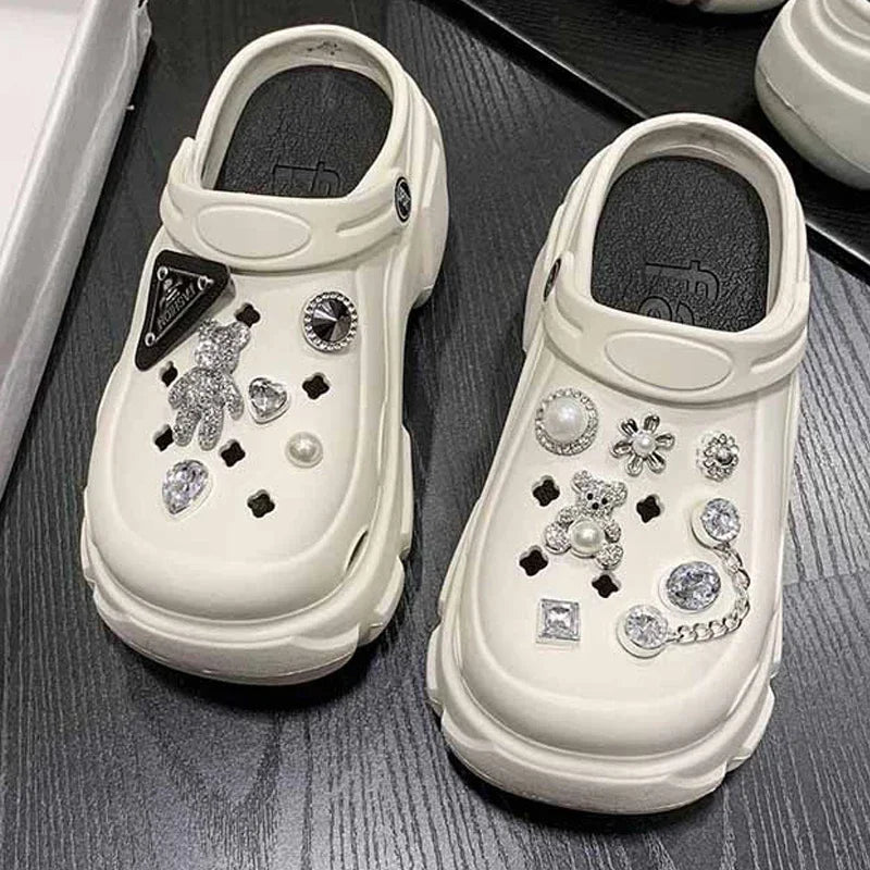 Zuecos con ventilación y decoración de oso bonito con perlas ostentosas, sandalias de playa para exteriores con plataforma de 7CM, zapatillas de verano para niñas, zapatos de mujer
