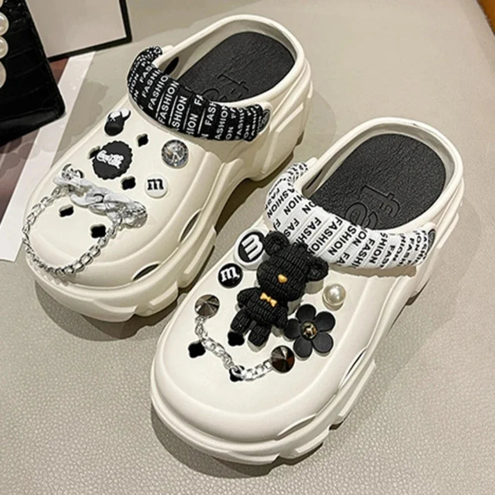 Zuecos con ventilación y decoración de oso bonito con perlas ostentosas, sandalias de playa para exteriores con plataforma de 7CM, zapatillas de verano para niñas, zapatos de mujer