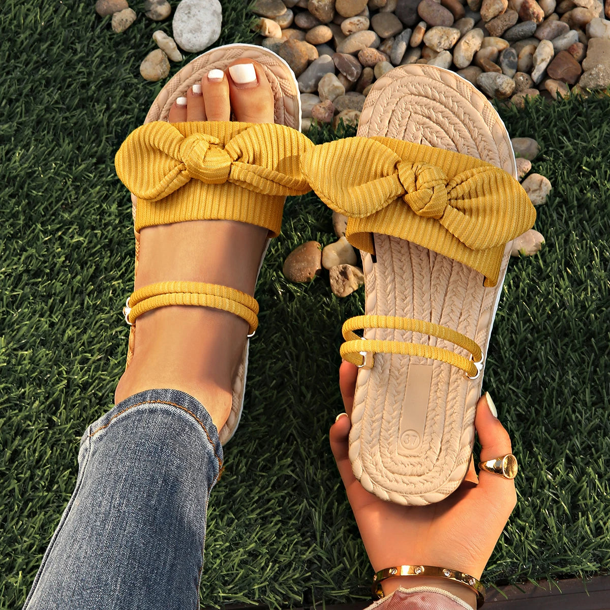 Sandalias planas con lazo de pana a la moda, zapatillas ligeras antideslizantes para exteriores para mujer, sandalias de playa informales de suela blanda para verano 2025