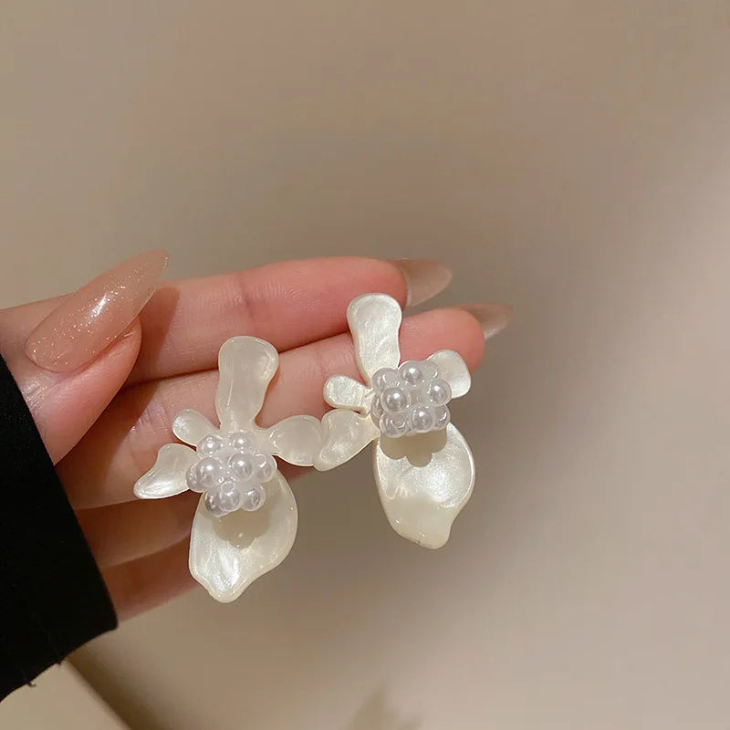 Pendientes de pétalos de flor de Camelia blanca de 24 estilos para mujer, pendientes de circonia con perlas de imitación de lujo, joyería para las orejas de verano para fiesta nupcial