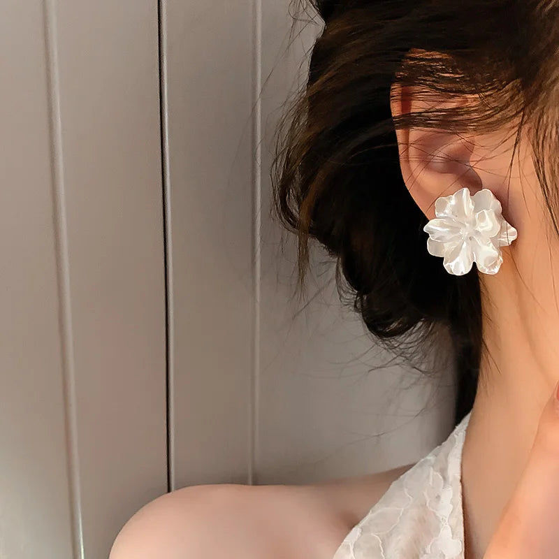 Pendientes de tuerca de flor blanca para mujer, pendiente de flor 2025, nueva moda coreana moderna, accesorios de joyería de fiesta para adolescentes y niñas