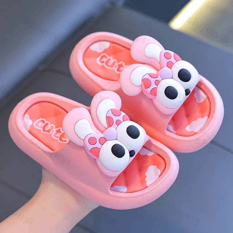 Zapatillas para niños con bonitos dibujos de verano 2025, cómodas zapatillas antideslizantes para exteriores, zapatos de baño suaves para interiores, sandalias de playa