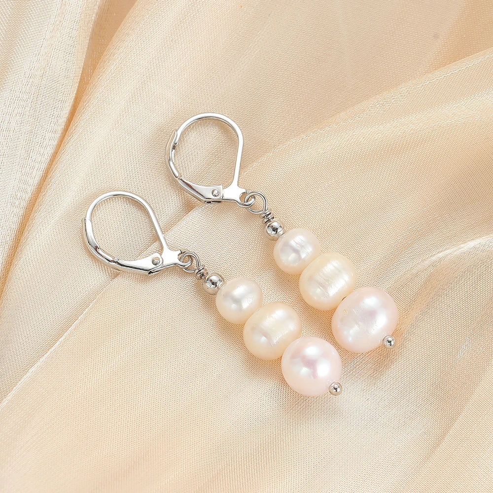 Nuevos pendientes barrocos de perlas de agua dulce de moda. Pendientes largos de tres cuentas simples, elegantes y versátiles.