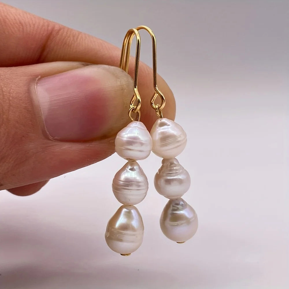 Nuevos pendientes barrocos de perlas de agua dulce de moda. Pendientes largos de tres cuentas simples, elegantes y versátiles.