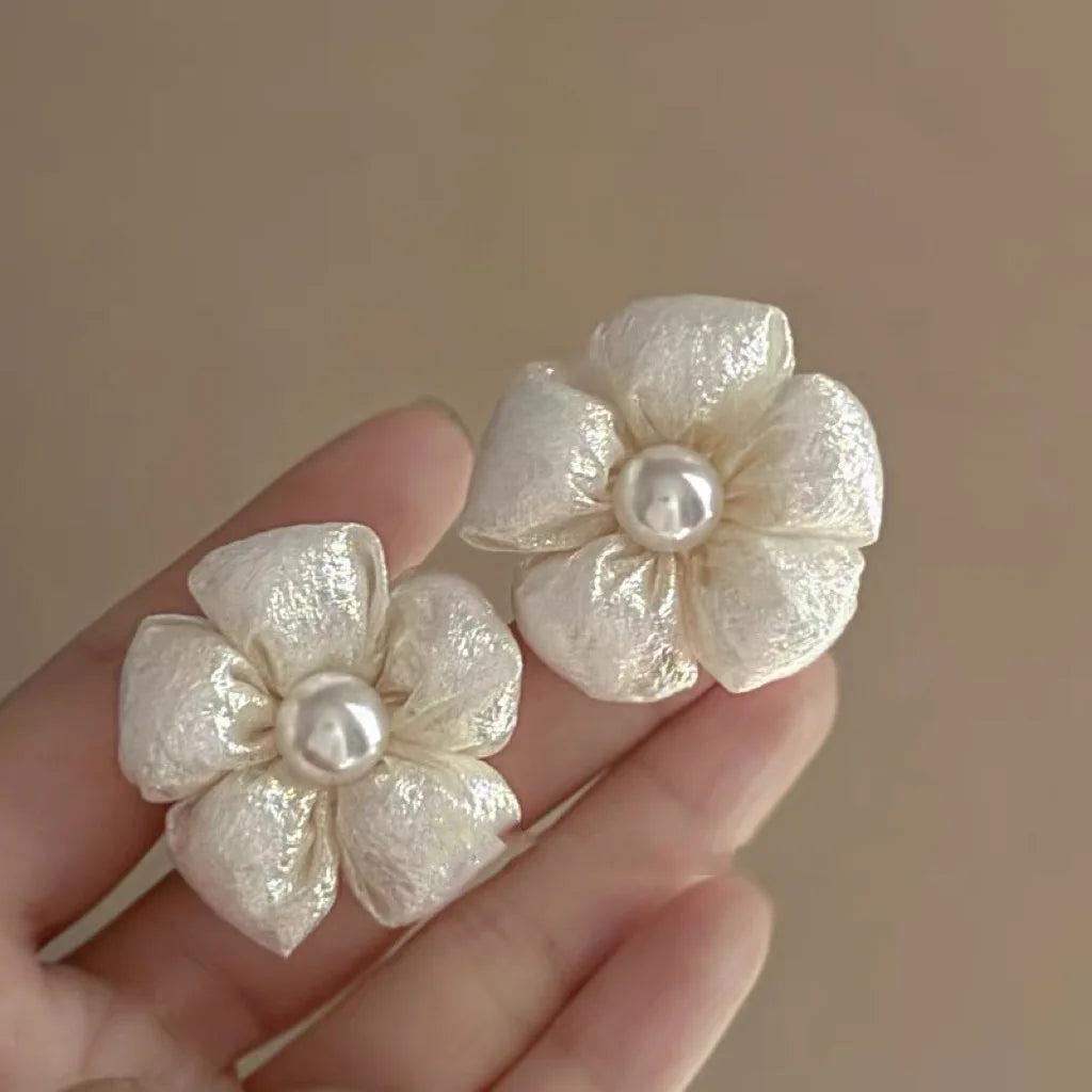 Pendientes de pétalos de flor de Camelia blanca de 24 estilos para mujer, pendientes de circonia con perlas de imitación de lujo, joyería para las orejas de verano para fiesta nupcial