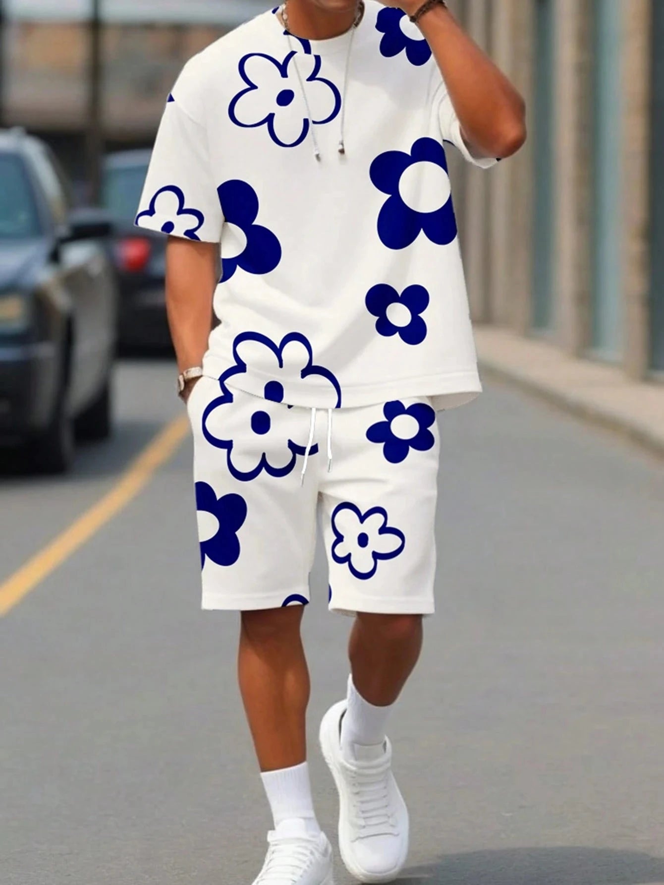 Conjunto de camiseta y pantalones cortos con estampado gráfico de flores en blanco y negro para hombre, conjunto de 2 piezas con cuello redondo, Top de manga corta, pantalones cortos con cintura elástica