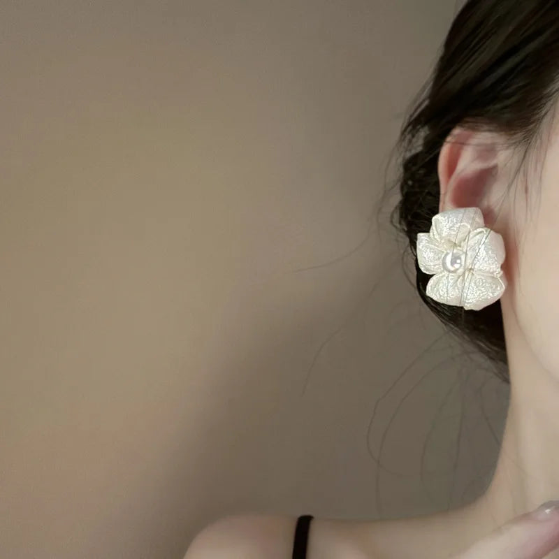 Pendientes de pétalos de flor de Camelia blanca de 24 estilos para mujer, pendientes de circonia con perlas de imitación de lujo, joyería para las orejas de verano para fiesta nupcial