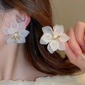 Pendientes de pétalos de flor de Camelia blanca de 24 estilos para mujer, pendientes de circonia con perlas de imitación de lujo, joyería para las orejas de verano para fiesta nupcial