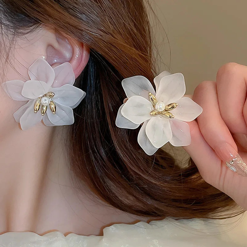 Pendientes de pétalos de flor de Camelia blanca de 24 estilos para mujer, pendientes de circonia con perlas de imitación de lujo, joyería para las orejas de verano para fiesta nupcial