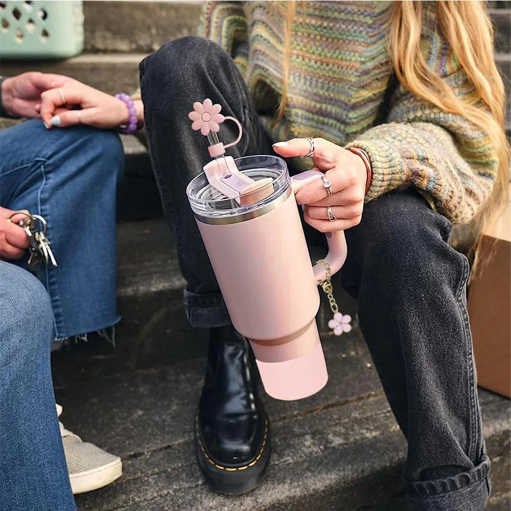 Juego de 9 accesorios: 3 tapones antiderrame, cubiertas de pajita con diseño de flores, 2 protectores de base, 1 cepillo y 1 cadena con dije de flor para vaso Stanley