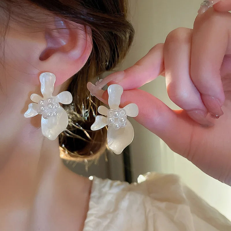 Pendientes de pétalos de flor de Camelia blanca de 24 estilos para mujer, pendientes de circonia con perlas de imitación de lujo, joyería para las orejas de verano para fiesta nupcial