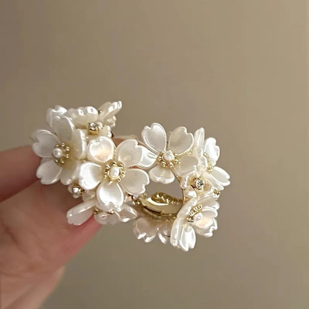 Pendientes de pétalos de flor de Camelia blanca de 24 estilos para mujer, pendientes de circonia con perlas de imitación de lujo, joyería para las orejas de verano para fiesta nupcial