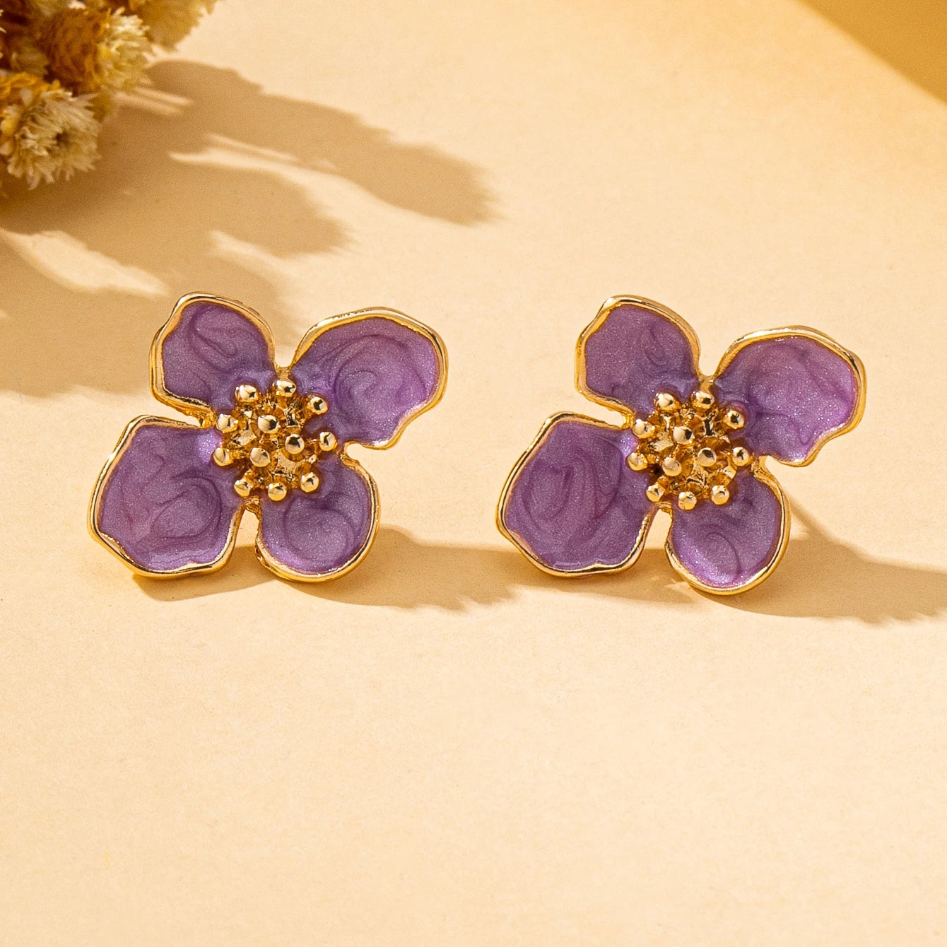Pendientes de moda para mujer, estilo bohemio, pendientes de flores tridimensionales en verde, morado, blanco y dorado, pendientes elegantes y sencillos adecuados para uso diario y para vacaciones, sin caja