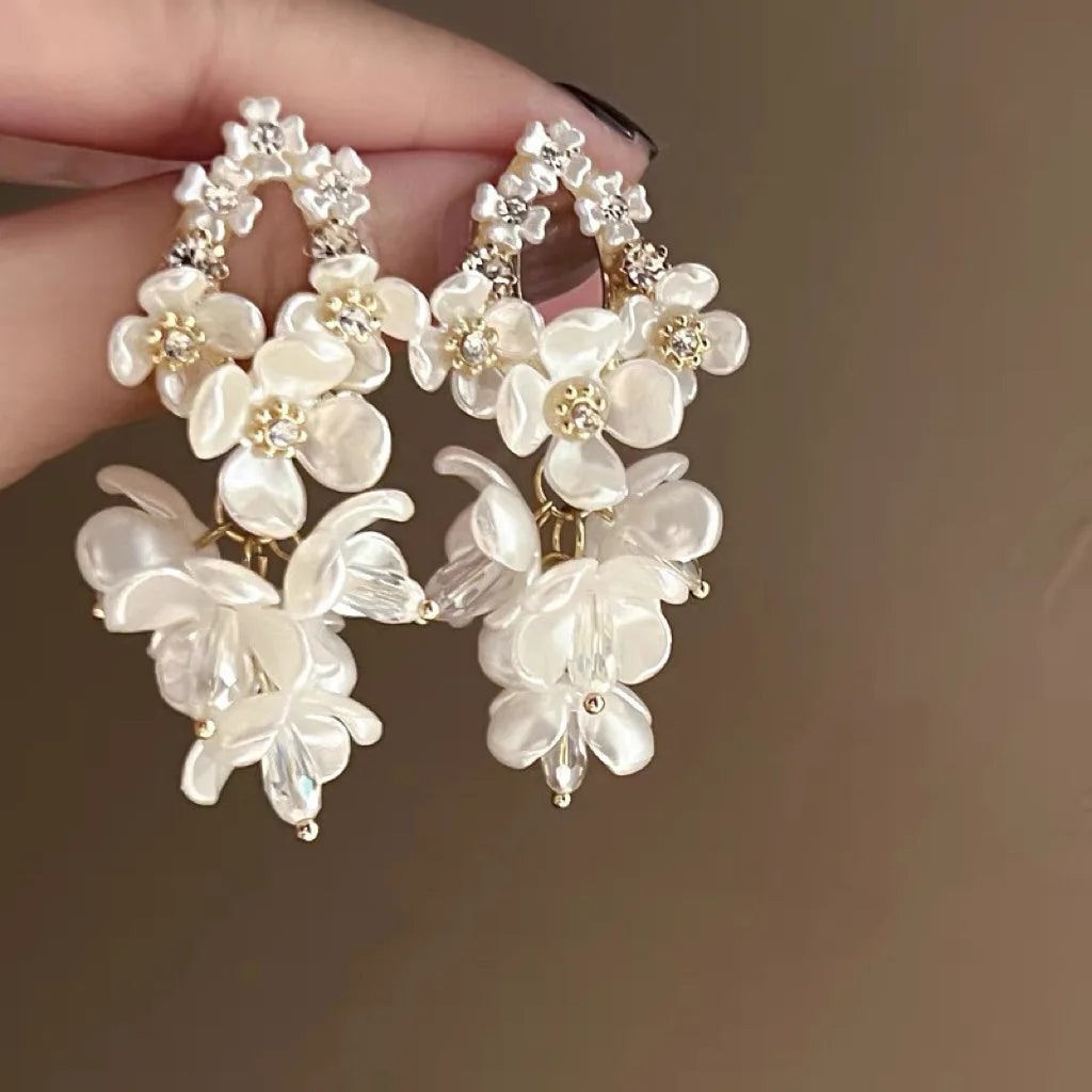 Pendientes de pétalos de flor de Camelia blanca de 24 estilos para mujer, pendientes de circonia con perlas de imitación de lujo, joyería para las orejas de verano para fiesta nupcial