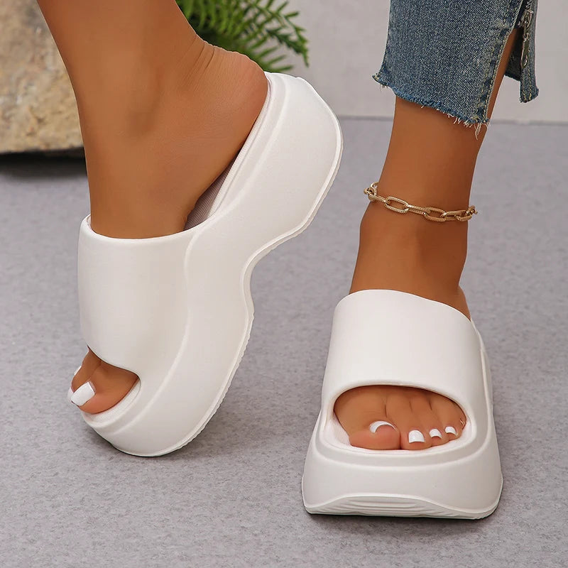 Zapatillas de EVA con plataforma gruesa para mujer, sandalias de playa de suela gruesa a la moda de verano 2025, chanclas antideslizantes de Color sólido para interiores y exteriores