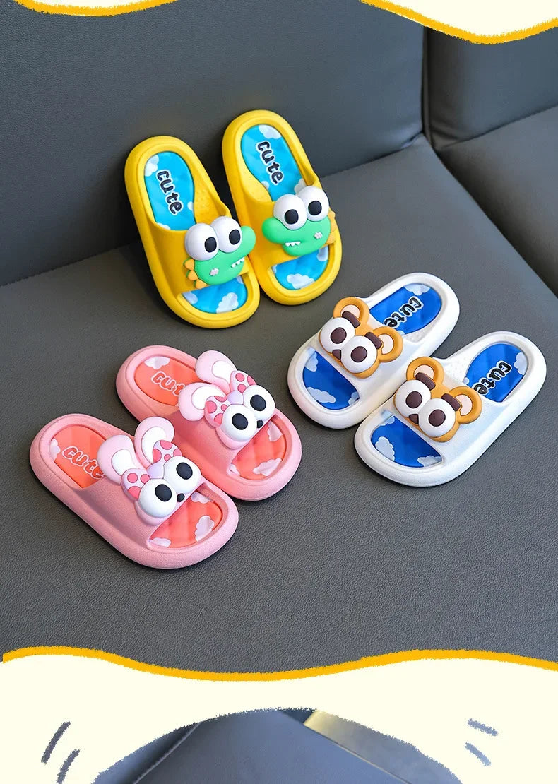 Zapatillas para niños con bonitos dibujos de verano 2025, cómodas zapatillas antideslizantes para exteriores, zapatos de baño suaves para interiores, sandalias de playa