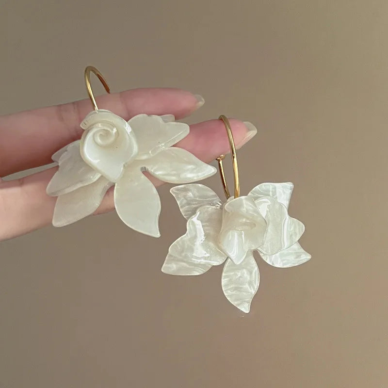 Pendientes de pétalos de flor de Camelia blanca de 24 estilos para mujer, pendientes de circonia con perlas de imitación de lujo, joyería para las orejas de verano para fiesta nupcial