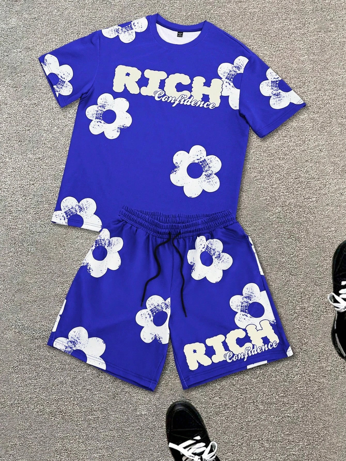 Conjunto de camiseta y pantalones cortos con estampado gráfico de flores en blanco y negro para hombre, conjunto de 2 piezas con cuello redondo, Top de manga corta, pantalones cortos con cintura elástica