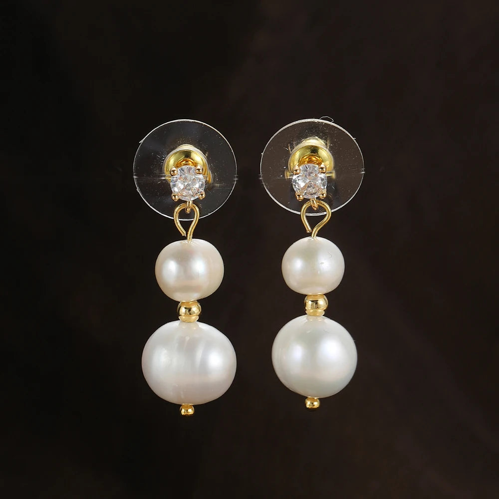Nuevos pendientes barrocos de perlas de agua dulce de moda. Pendientes largos de tres cuentas simples, elegantes y versátiles.