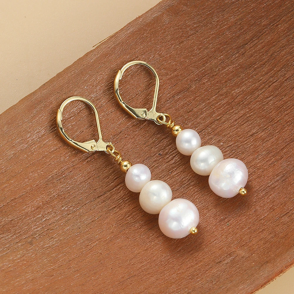 Nuevos pendientes barrocos de perlas de agua dulce de moda. Pendientes largos de tres cuentas simples, elegantes y versátiles.