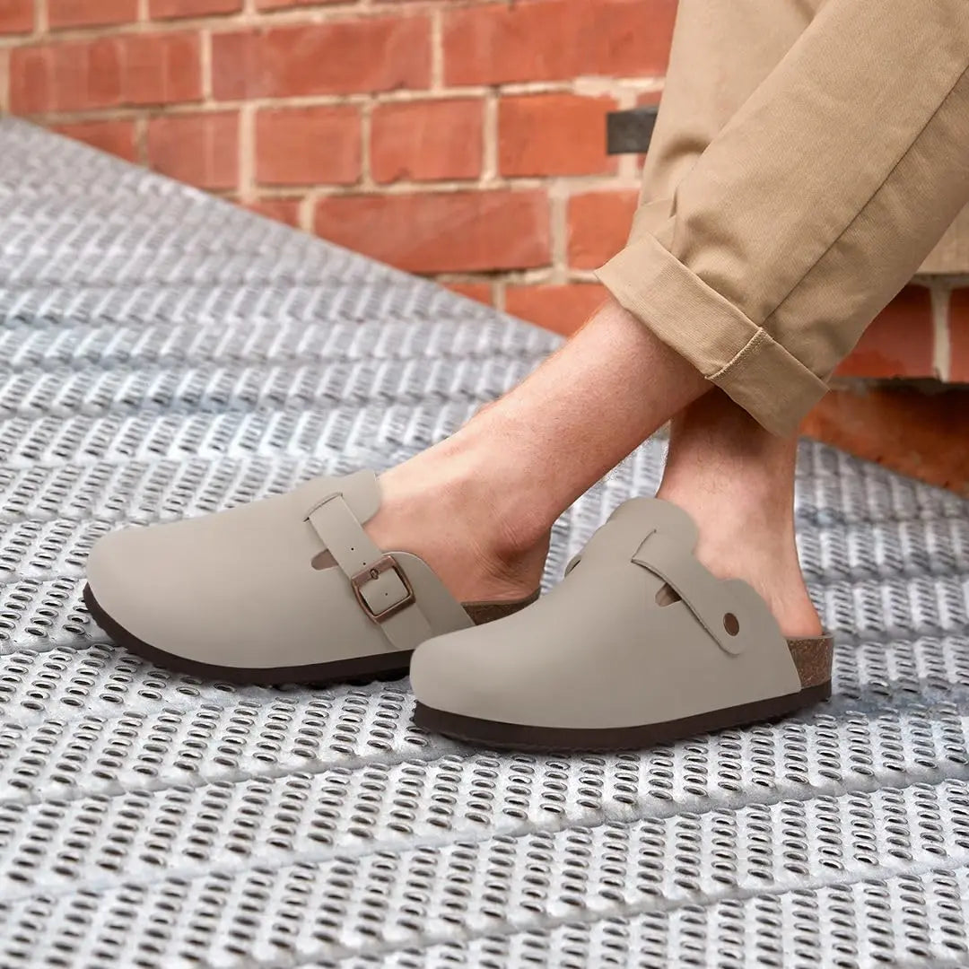 Comwarm Zapatillas tipo zuecos de ante para mujer, mulas de cuero, zapatillas planas clásicas de corcho para hombre, sandalias con reposapiés de corcho para exteriores con soporte para arco