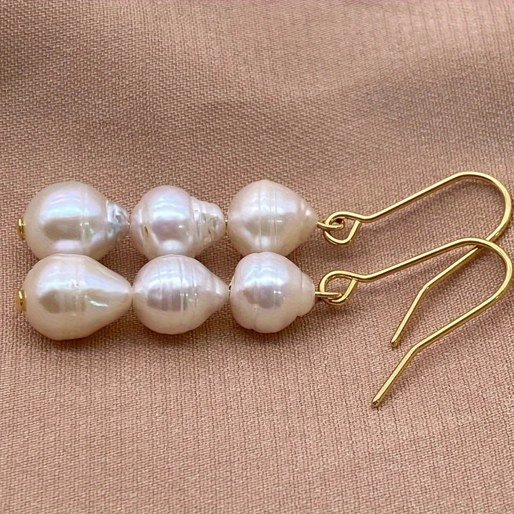 Nuevos pendientes barrocos de perlas de agua dulce de moda. Pendientes largos de tres cuentas simples, elegantes y versátiles.