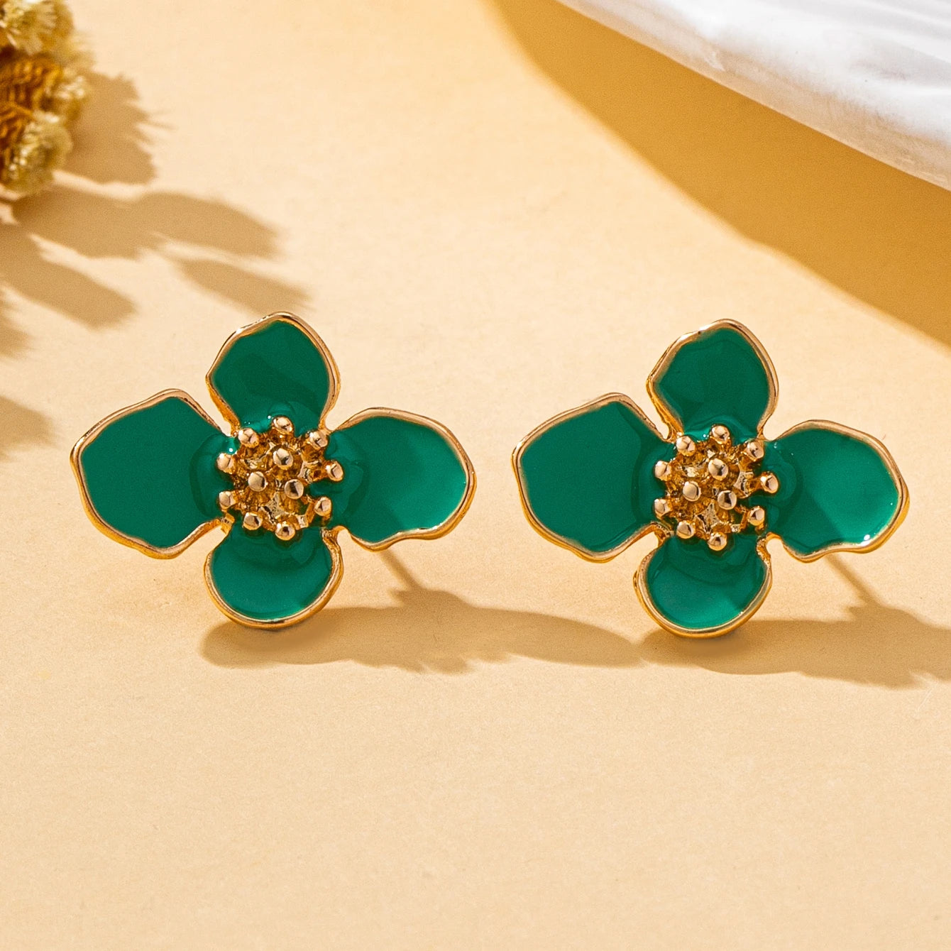 Pendientes de moda para mujer, estilo bohemio, pendientes de flores tridimensionales en verde, morado, blanco y dorado, pendientes elegantes y sencillos adecuados para uso diario y para vacaciones, sin caja