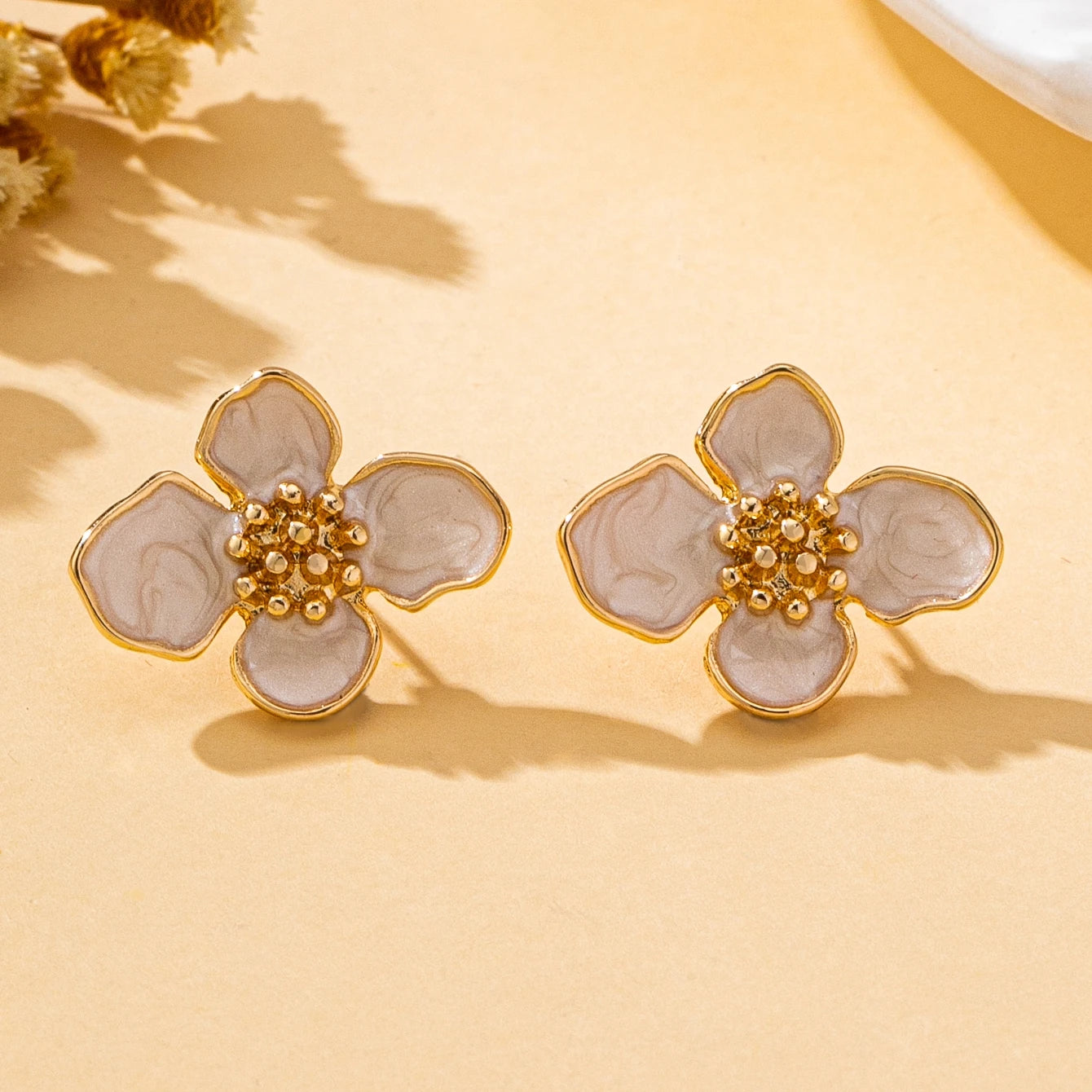 Pendientes de moda para mujer, estilo bohemio, pendientes de flores tridimensionales en verde, morado, blanco y dorado, pendientes elegantes y sencillos adecuados para uso diario y para vacaciones, sin caja