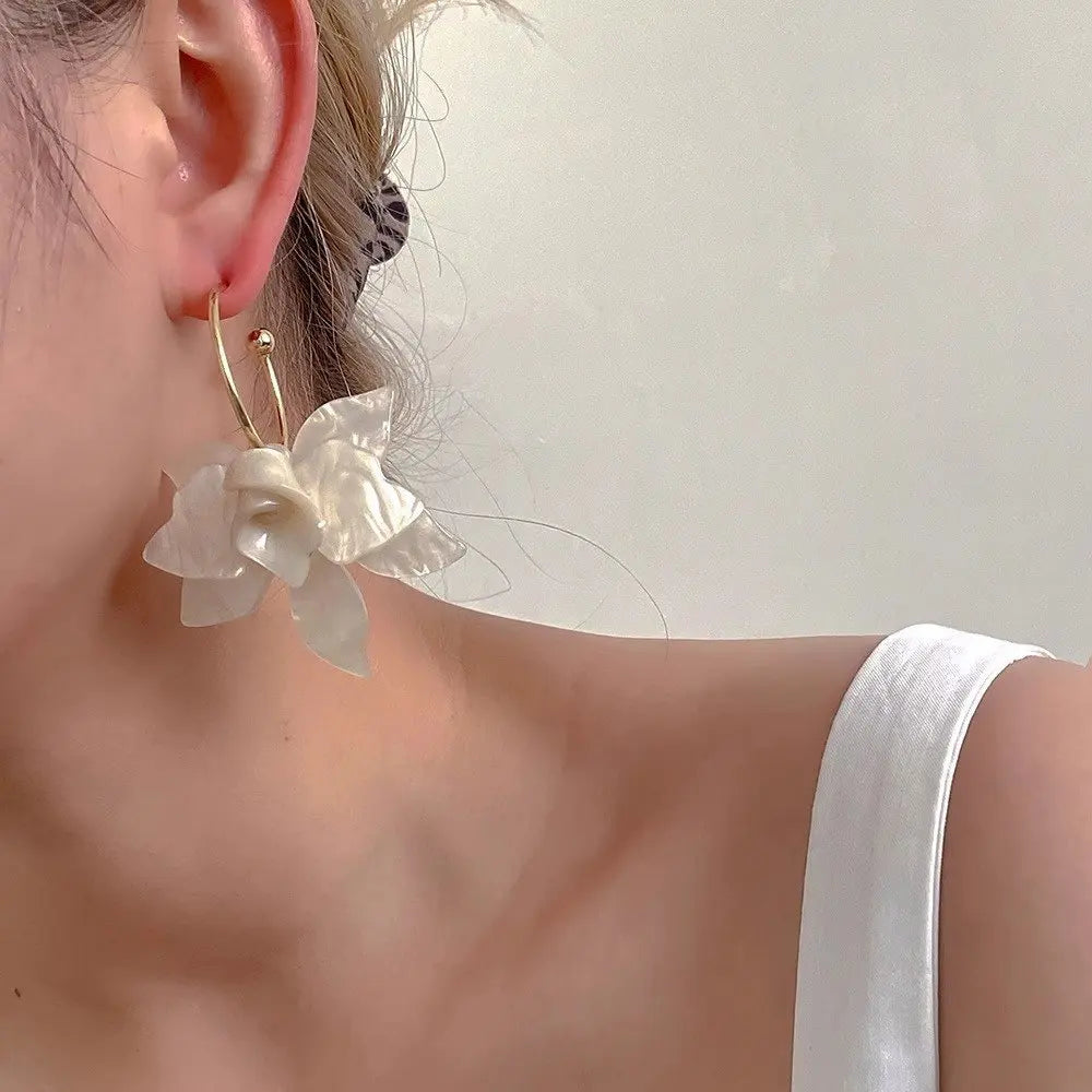 Pendientes de pétalos de flor de Camelia blanca de 24 estilos para mujer, pendientes de circonia con perlas de imitación de lujo, joyería para las orejas de verano para fiesta nupcial