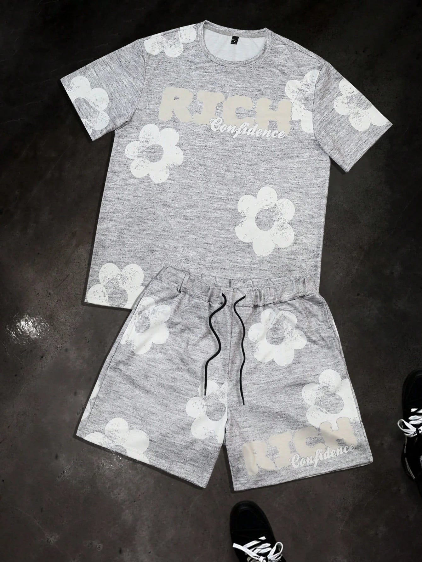 Conjunto de camiseta y pantalones cortos con estampado gráfico de flores en blanco y negro para hombre, conjunto de 2 piezas con cuello redondo, Top de manga corta, pantalones cortos con cintura elástica