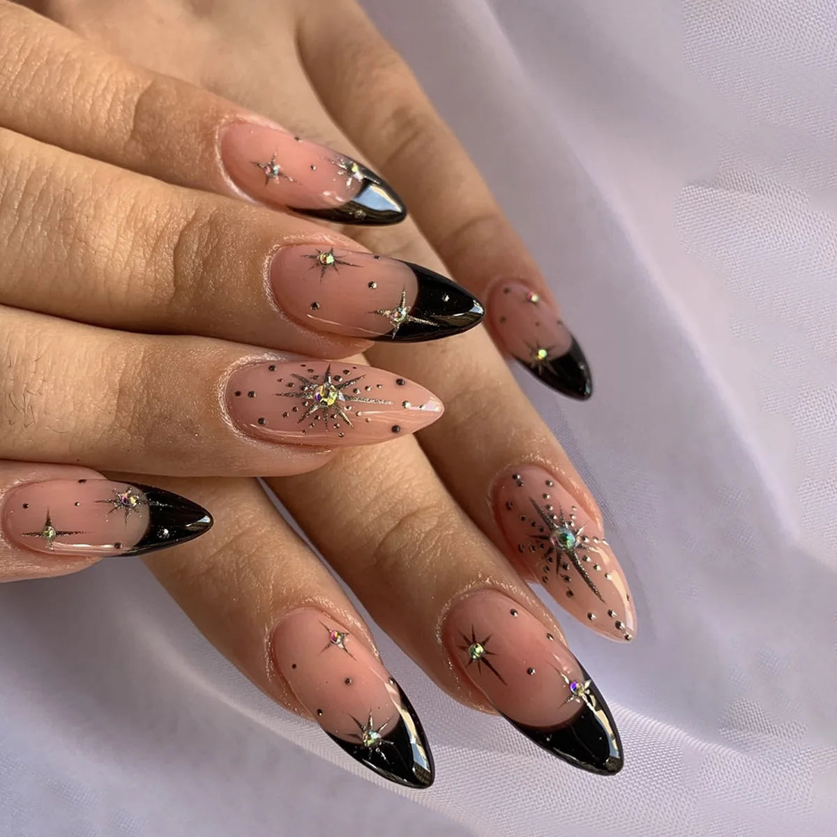 Uñas postizas negras con diseño de murciélago para Halloween, puntas de uñas decoradas con forma de almendra, con remaches y lazos, 24 unidades, uñas acrílicas reutilizables.