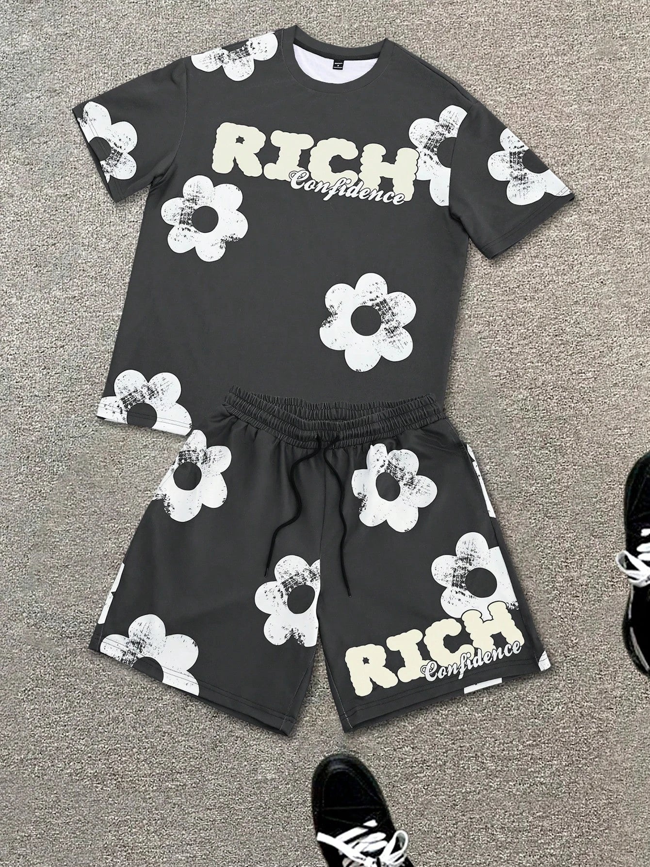 Conjunto de camiseta y pantalones cortos con estampado gráfico de flores en blanco y negro para hombre, conjunto de 2 piezas con cuello redondo, Top de manga corta, pantalones cortos con cintura elástica