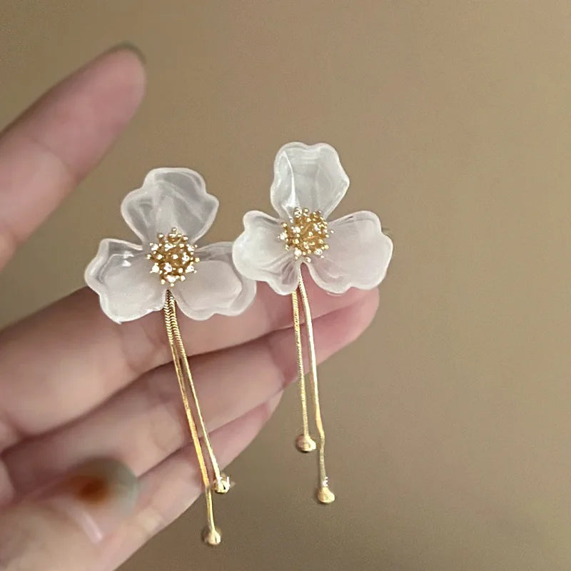 Pendientes de pétalos de flor de Camelia blanca de 24 estilos para mujer, pendientes de circonia con perlas de imitación de lujo, joyería para las orejas de verano para fiesta nupcial
