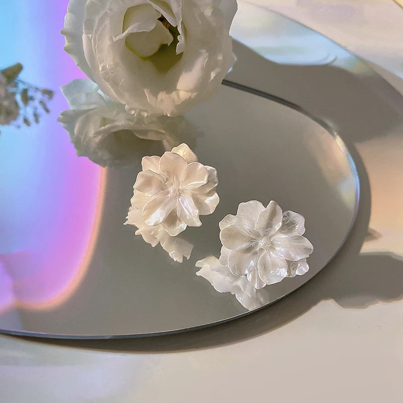 Pendientes de tuerca de flor blanca para mujer, pendiente de flor 2025, nueva moda coreana moderna, accesorios de joyería de fiesta para adolescentes y niñas