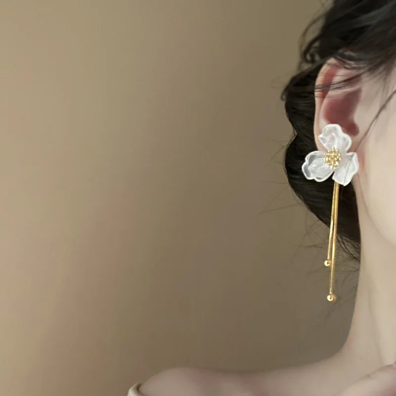 Pendientes de pétalos de flor de Camelia blanca de 24 estilos para mujer, pendientes de circonia con perlas de imitación de lujo, joyería para las orejas de verano para fiesta nupcial