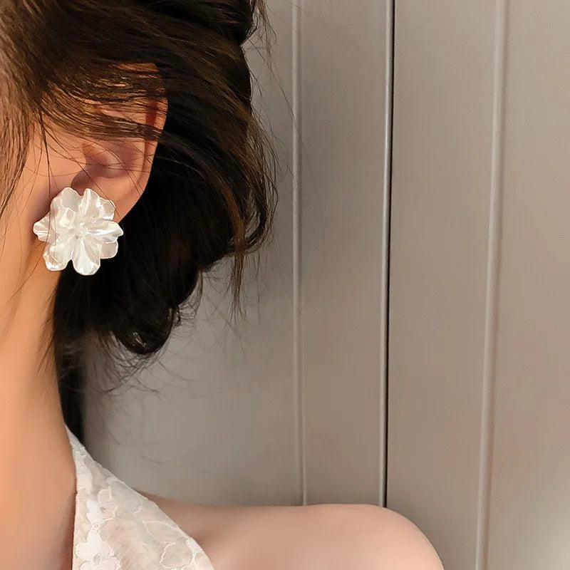 Pendientes de pétalos de flor de Camelia blanca de 24 estilos para mujer, pendientes de circonia con perlas de imitación de lujo, joyería para las orejas de verano para fiesta nupcial