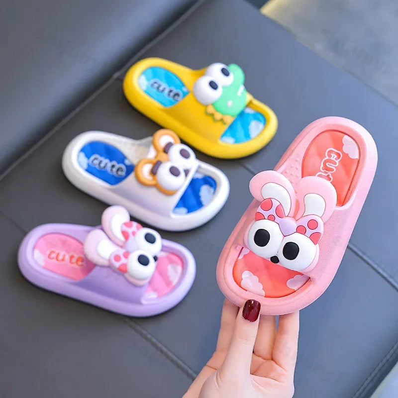 Zapatillas para niños con bonitos dibujos de verano 2025, cómodas zapatillas antideslizantes para exteriores, zapatos de baño suaves para interiores, sandalias de playa