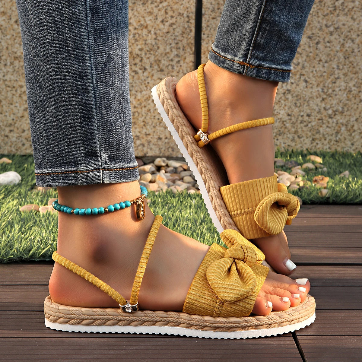 Sandalias planas con lazo de pana a la moda, zapatillas ligeras antideslizantes para exteriores para mujer, sandalias de playa informales de suela blanda para verano 2025