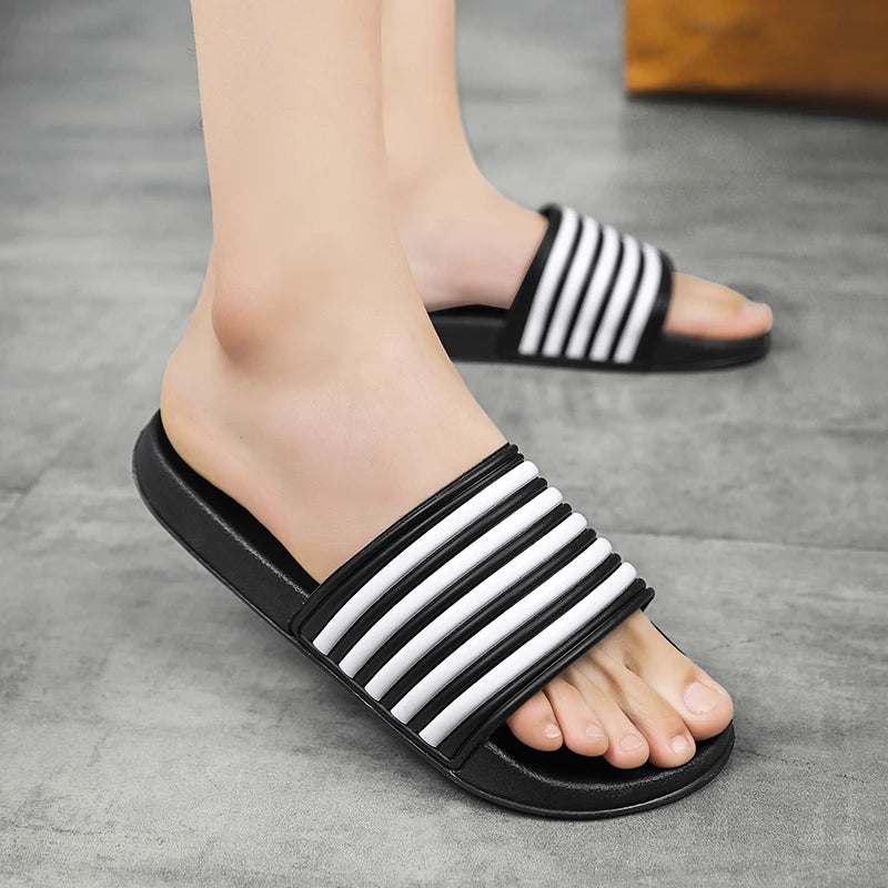 2025 NUEVAS SANDALIAS para hombres y mujeres Slip-On Internet Celebridad Suela suave Prendas de abrigo Pareja Playa Casa Sandalias y zapatillas