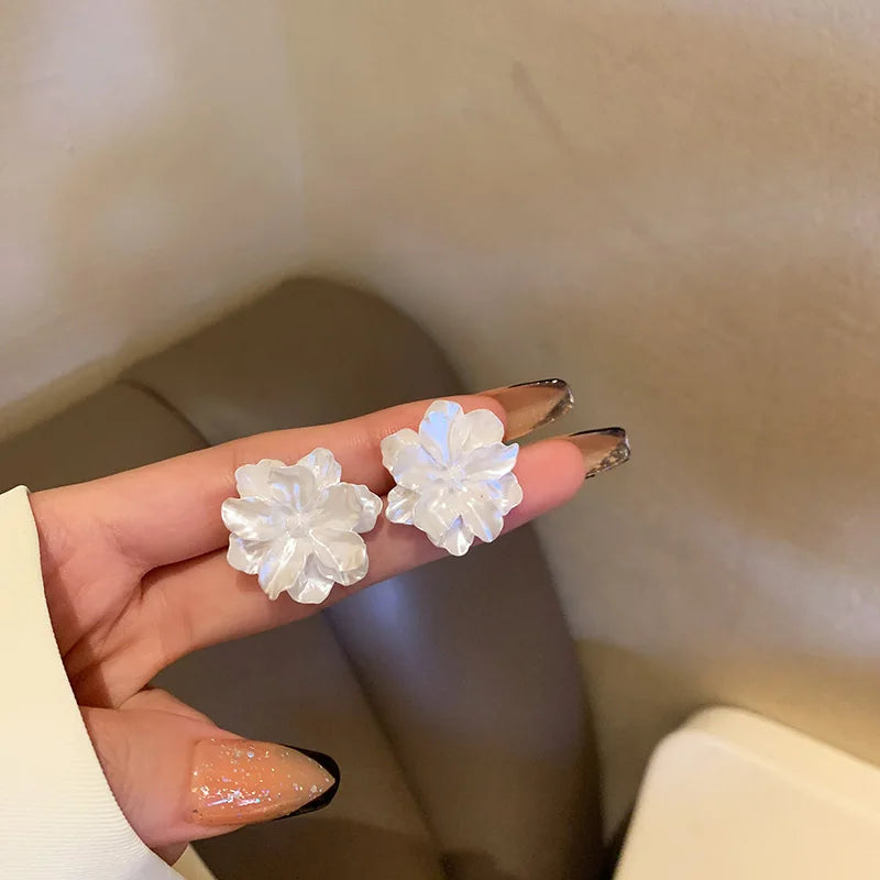 Pendientes de pétalos de flor de Camelia blanca de 24 estilos para mujer, pendientes de circonia con perlas de imitación de lujo, joyería para las orejas de verano para fiesta nupcial