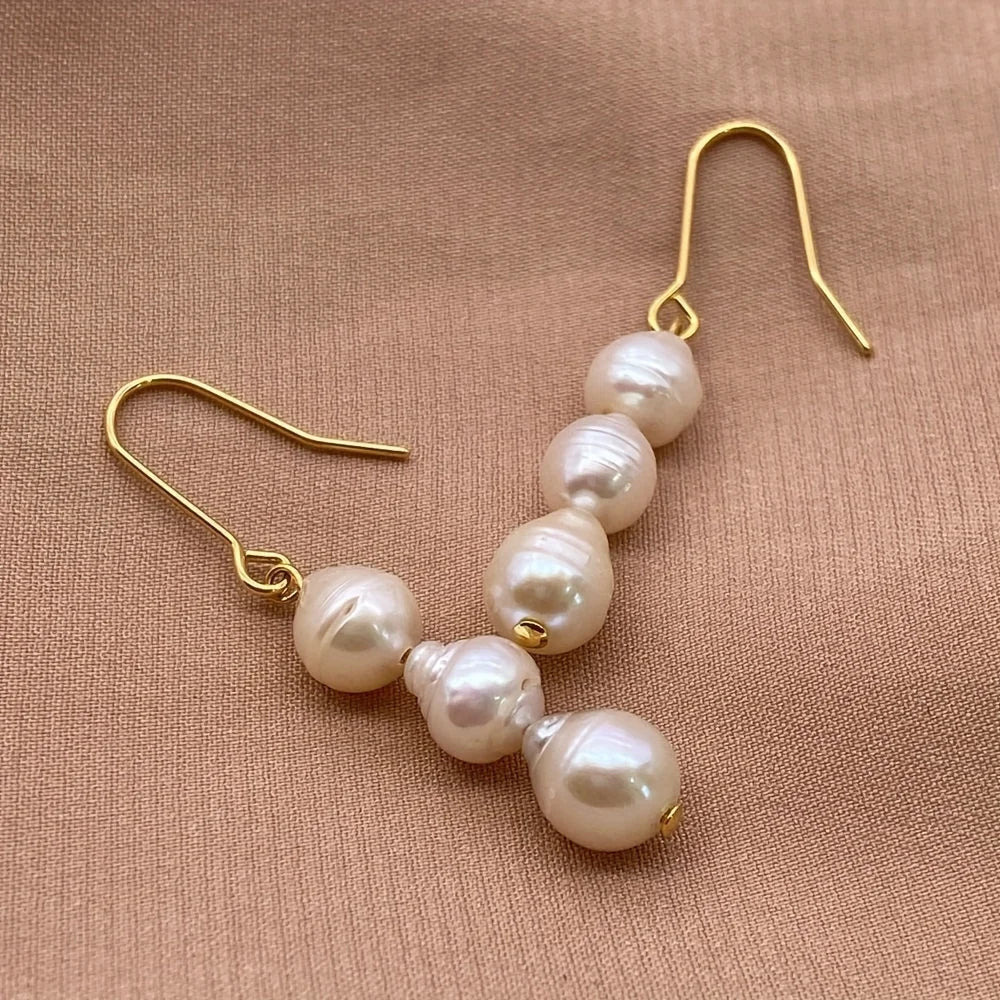 Nuevos pendientes barrocos de perlas de agua dulce de moda. Pendientes largos de tres cuentas simples, elegantes y versátiles.