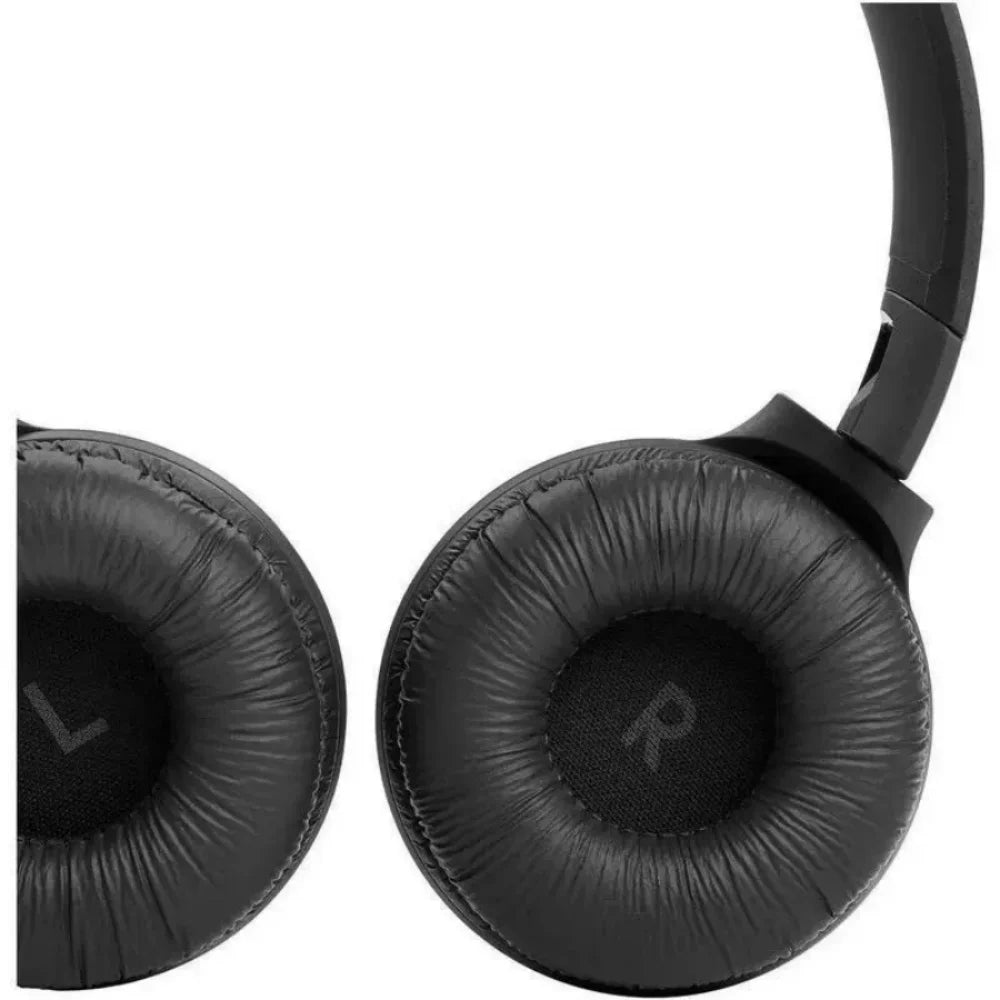 Audífonos inalámbricos JBL Tune 510BT con Bluetooth, sonido de bajos profundos, batería de larga duración, carga rápida USB-C, plegables, con cable protector.